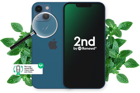 Blauw iPhone 13 mini met loep, sticker en groene bladeren.