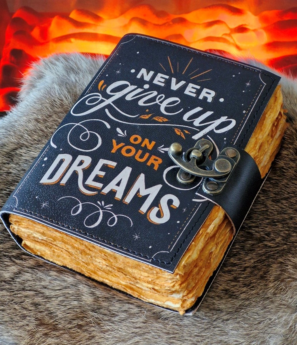 Leren Notitieboek Geeft Nooit Je Dromen op - Leren Schrijfboek Geeft Nooit Je Dromen op - Leren Journal Geeft Nooit Je Dromen op - Leren Dagboek Geeft Nooit Je Dromen op - Leather Journal Never Give uo on Your Dreams - (lxbxw) ca. 18cm x 13cm x 4cm
