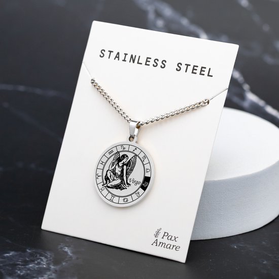 Zilverkleurig Maagd (Virgo) medaillon met de dierenriem, aan een ketting op een witte kaart.