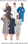 Groep mannen en vrouwen in diverse kleuren wafelbadjassen. Maten S en L worden getoond.