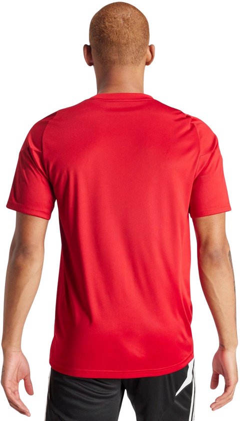 Achterkant van een man in een effen rood adidas sportshirt.