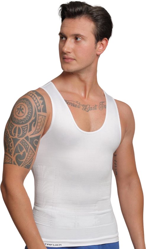 Man met tatoeages in wit corrigerend TAFUER-hemd, nauwsluitend model met compressiezones.