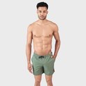Man vu de face, portant un maillot de bain vert olive uni avec un cordon noir et un logo sur l'ourlet.