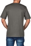 Man met rug van een grijs T-shirt en een spijkerbroek.