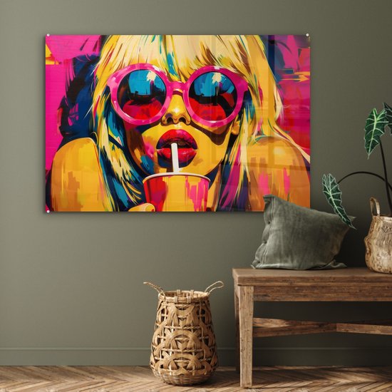 MuchoWow® Glasschilderij 120x80 cm - Schilderij acrylglas - Zonnebril - Roze - Vrouw - Rietje - Foto op glas - Muurdecoratie woonkamer - Wanddecoratie slaapkamer - Schilderijen