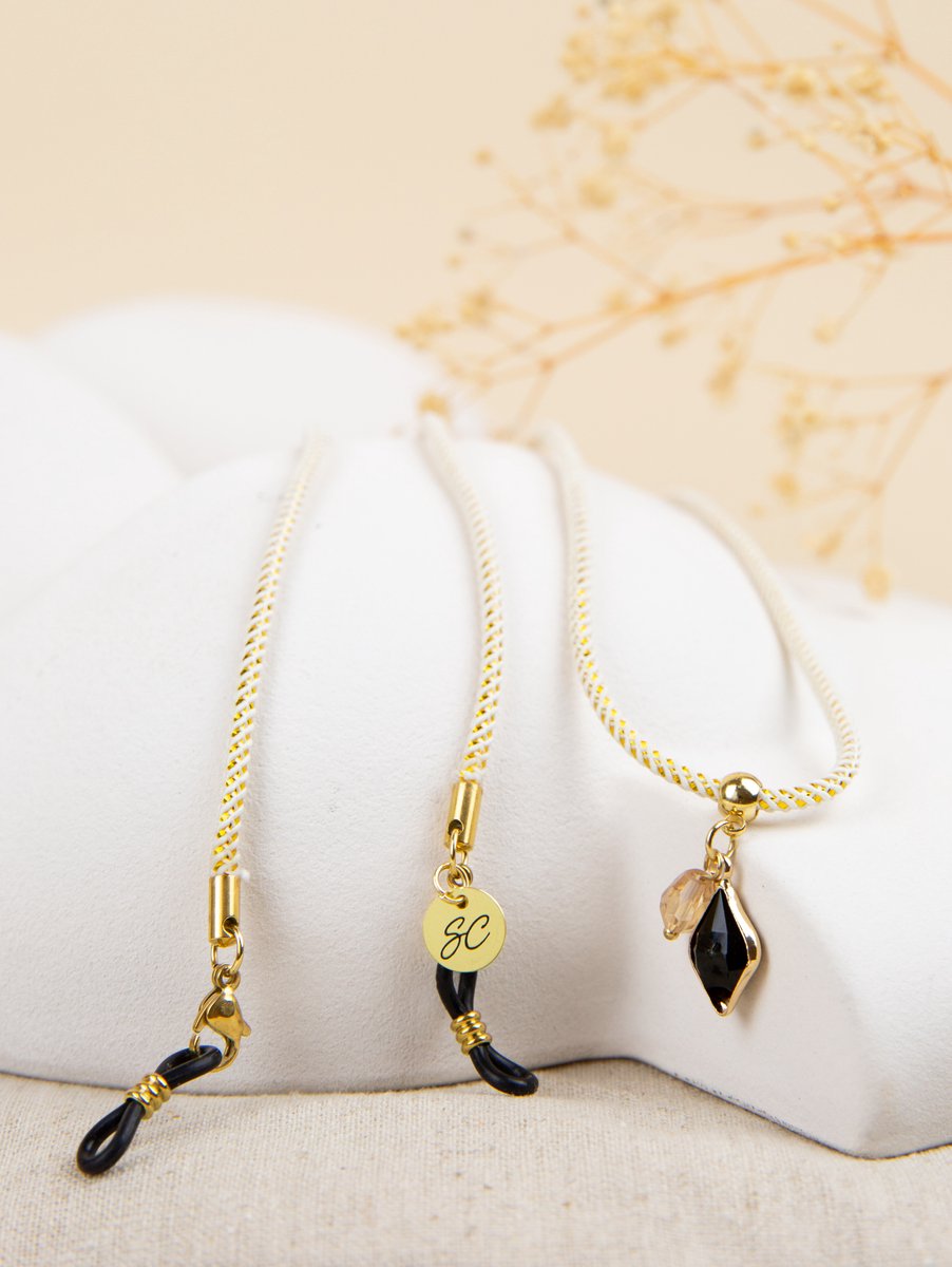Wit gouden brillenkoordje met bedels – Duurzaam en universeel passend – Sunny Cord Yuna