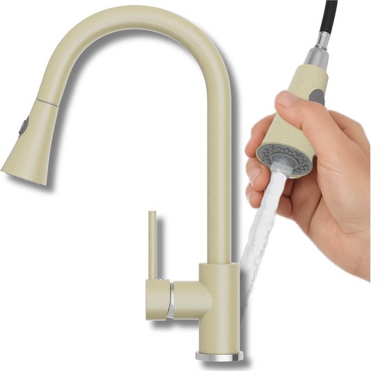 Beige keukenkraan met uittrekbare sproeier in gebruik, vastgehouden door een hand.