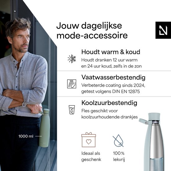 Man met lange mouwen die een groene LARS NYSØM 1000ml drinkfles vasthoudt. Tekst over warm/koud houden, vaatwasbestendig en koolzuurbestendig.