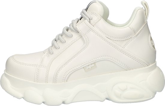 Zijaanzicht van een witte Buffalo sneaker met dikke zool.