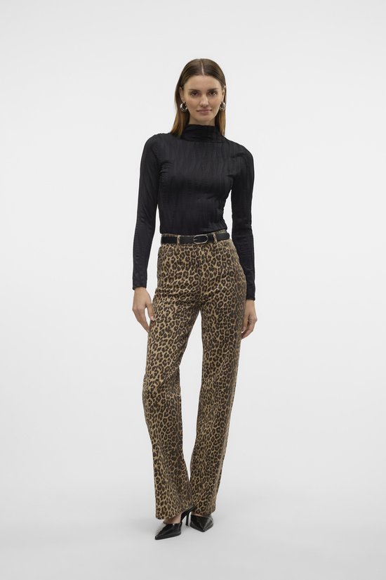 Model in een zwarte top, riem en wijde jeans met luipaardprint.