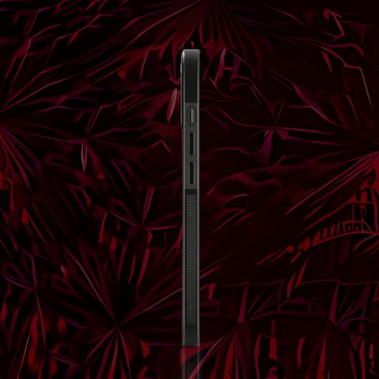 Zijkant van een zwart carbon fiber iPhone 14 Pro Max hoesje met rode accenten, textuur zichtbaar.
