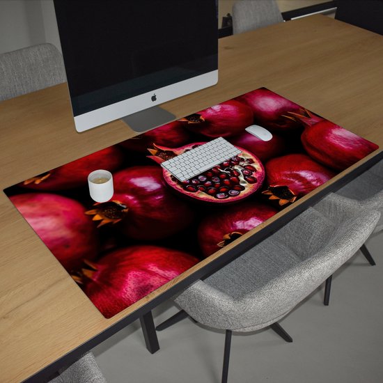 Bureau onderlegger 120x60 cm - Muismat Granaatappel - Rood - Fruit - Bureaumat - Mousepad XXL - Bureau mat - Muismatten groot - Desk organizer - Bureaulegger
