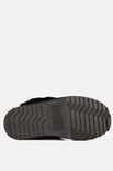 Zool van zwarte pantoffel met grof profiel en Warmbat Australia logo.