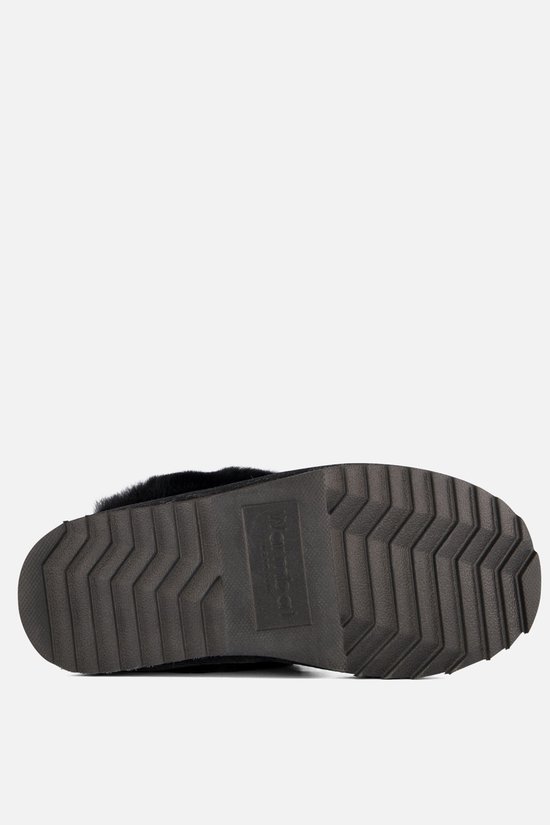 Zool van zwarte pantoffel met grof profiel en Warmbat Australia logo.