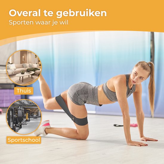 Vrouw doet een bilspieroefening met een grijze weerstandsband. Illustraties tonen oefeningen thuis en in de sportschool.
