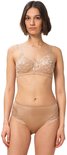 Model draagt beige kanten bh met voorgevormde cups en bijpassende slip met kanten details.