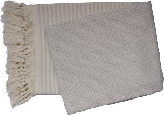 Lichtgrijze hamamdoek van 100% katoen, met streepjespatroon en beige franjes aan één kant.