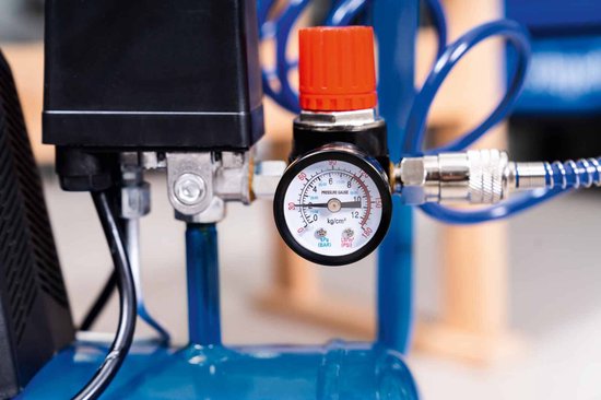 Detailopname van een blauwe compressor met een drukklok en oranje drukregelaar.