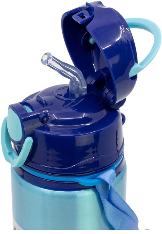 Dichtbij op de blauwe dop van een drinkfles, met het rietje omhoog en een draaglus.