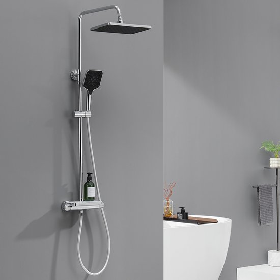 Chroomkleurige doucheset met vierkante douchekop en handdouche, geplaatst naast een bad.