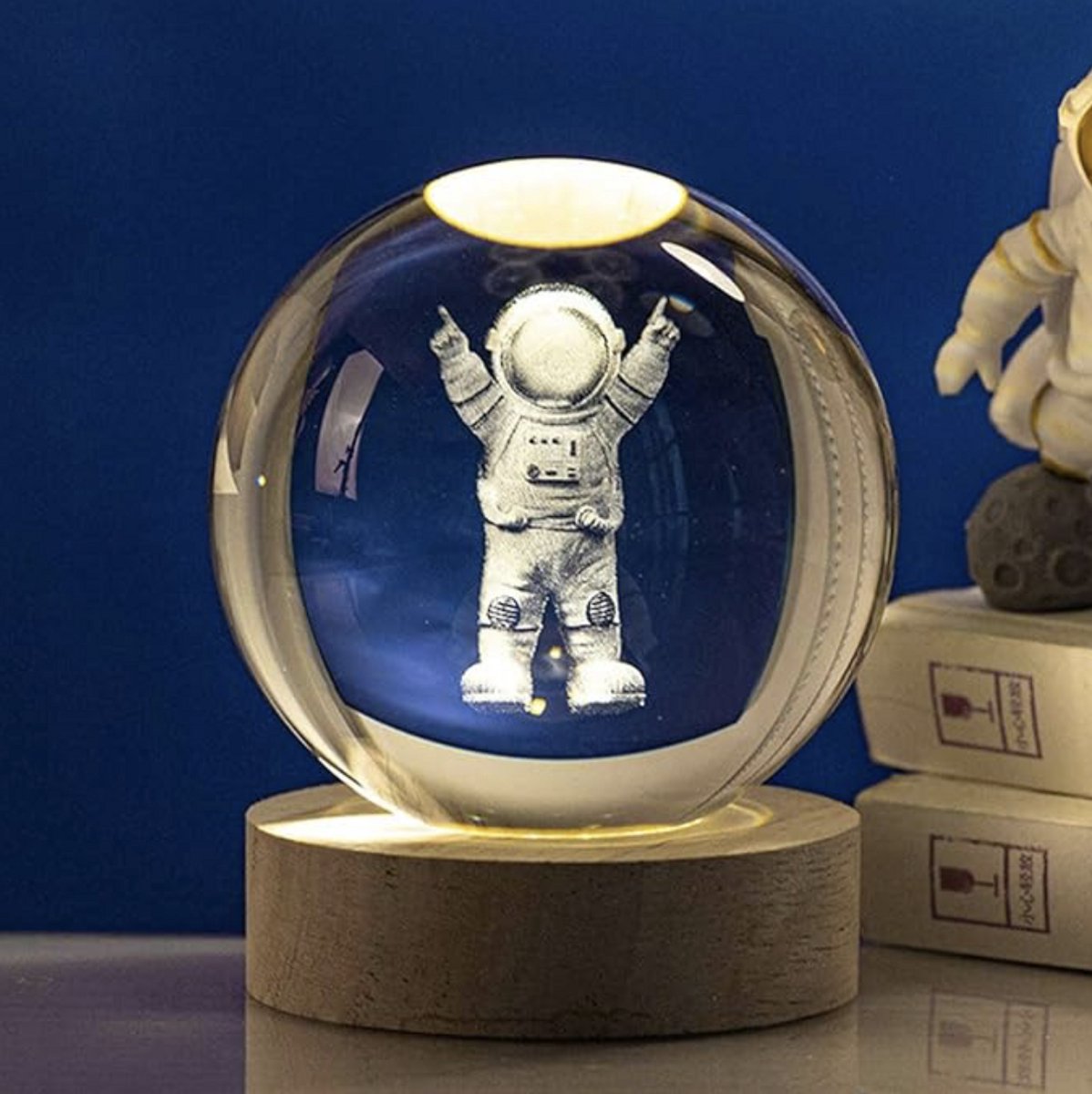 3D Kristallen Bal Astronaut - Nachtlampje - LED Glas Licht Hologram lamp met Massief Houten Basis - Nachtlamp - Cadeau idee - Verlichting - USB aansluiting - Woondecoratie