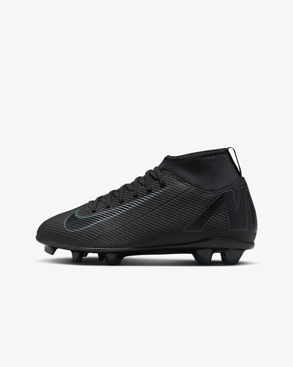 Zwarte NIKE jr Superfly 10 Club FG/MG voetbalschoen voor jongens, met een gestroomlijnd design en stevige grip.