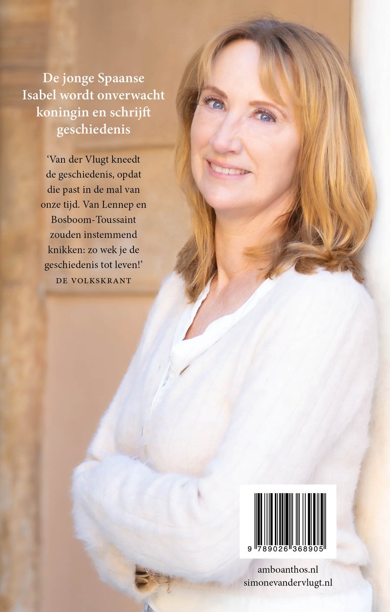 Simone van der Vlugt, auteur van 'Kruistocht van een koningin', lachend in een gebreid vest. Achtergrond tekst met uitgeversinformatie.