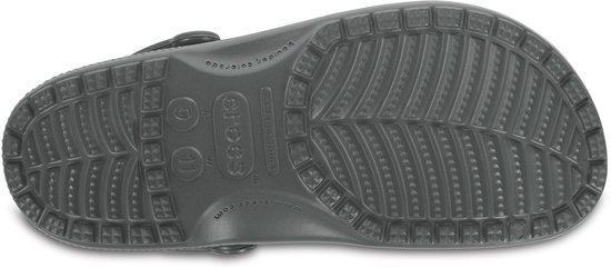 Semelle extérieure d'un sabot Classic gris Crocs avec motif et nom de marque.