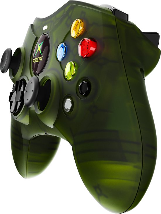 Schuine opname van een doorzichtige groene Xbox controller met donkere, marmerachtige patronen en kleurrijke knoppen.