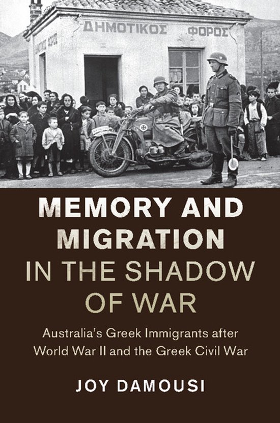 Boekomslag met 'Memory and Migration in the Shadow of War' en een zwart-witfoto van een menigte, soldaten en een motorfiets voor een gebouw met Griekse tekst.