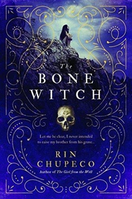 De kaft van 'The Bone Witch' toont een vrouw op een rots in de schemering met een schedel en gouden versieringen. "Let me be clear, I never intended to raise my brother from his grave... RIN CHUPECO"