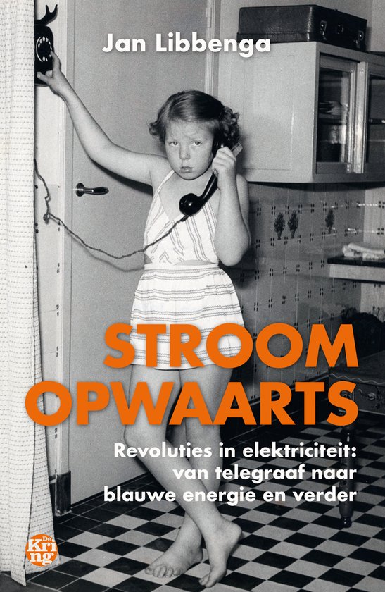 Photo noir et blanc d'une petite fille au téléphone. Titre 'STROOM OPWAARTS' en lettres oranges.
