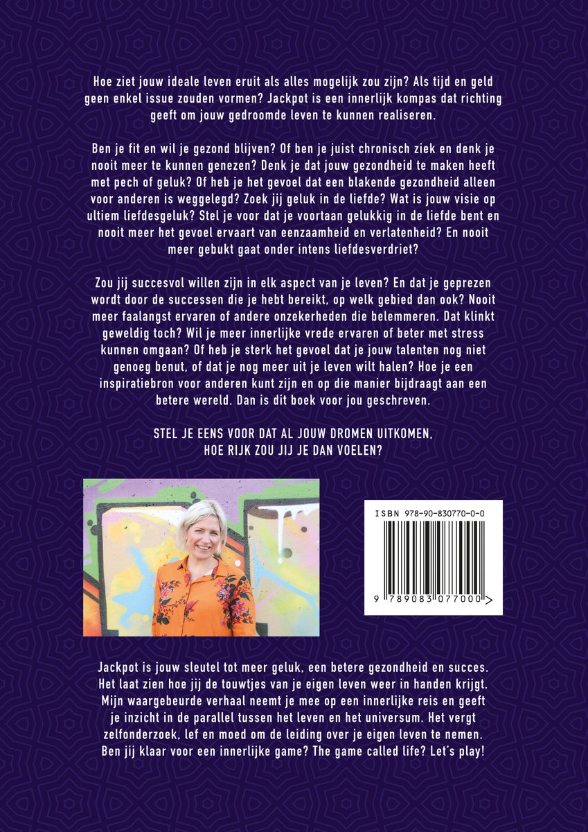 Vrouwe met blonde haren, die een oranje blouse met bloemenprint draagt, lachend in een studio met een abstracte achtergrond. Tekst op de achterkant van het boek 'Jackpot'.