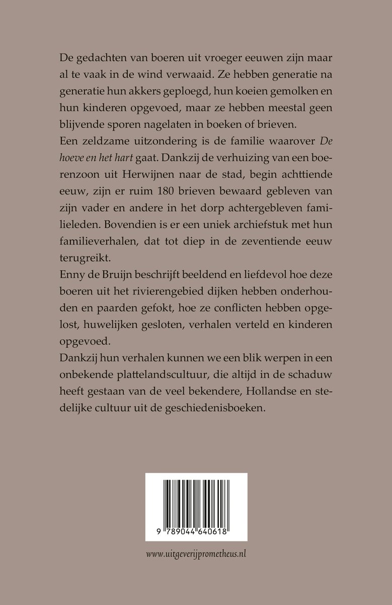 Achterkant van het boek 'De hoeve en het hart', met tekst en ISBN-barcode.