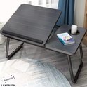 Laptoptafel met verstelbare helling en bekerhouder, met boek en mok.