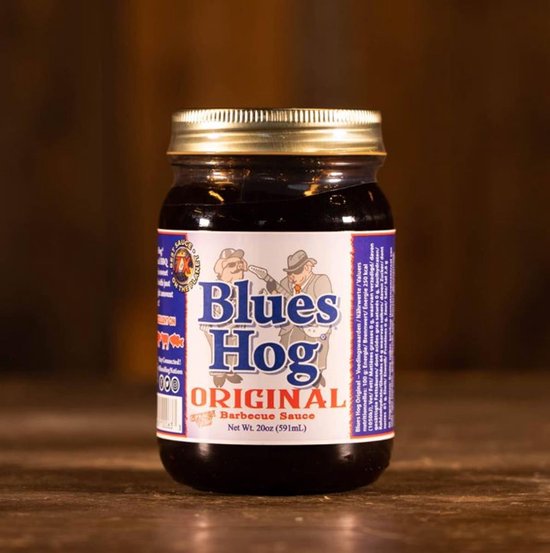 Blues Hog Original Barbecue Saus in een pot, deels bedekt met een houten achtergrond.