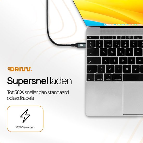 Un câble USB-C noir Drivv, connecté à un ordinateur portable avec un clavier argenté. "Supersnel laden" affiché avec 100W.