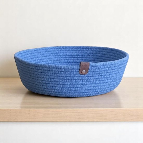 Antiekblauwe mand van gevlochten gerecycled katoen met bruin leren accent.