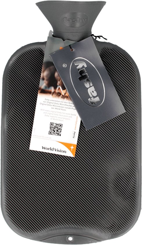 Grijze Fashy kruik met horizontale ribbels, met merklabel en World Vision label.
