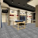 Winkelinterieur met houten tafels, kledingrekken met blauwe kleding en rode tassen.