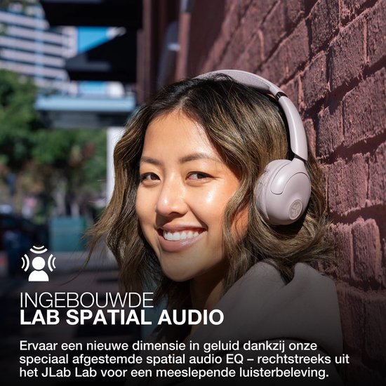 Vrouw in lichtgrijze koptelefoon bij bakstenen muur, met tekst 'INGEBOUWDE LAB SPATIAL AUDIO'.