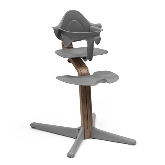 Stokke Nomi stoel (walnoot/grijs) met babyset (grijs) - Inspireert actief zitten en biedt ondersteuning terwijl de baby leert zitten - Kan tot 150 kg dragen