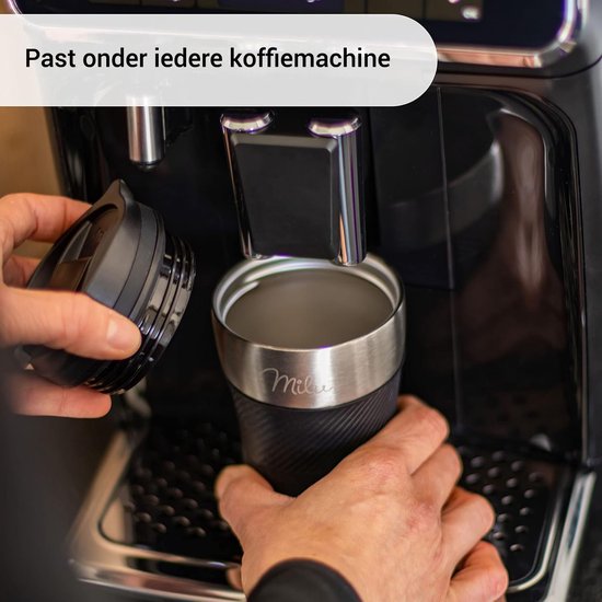 De zwarte Milu thermosbeker past onder een koffiemachine. De beker heeft een roestvrijstalen accent en een rubberen grip.