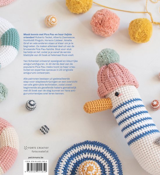 Achterkant boekcover: gehaakte dieren en tekst. Centraal een eend met een roze muts. Omringd door bolletjes wol.