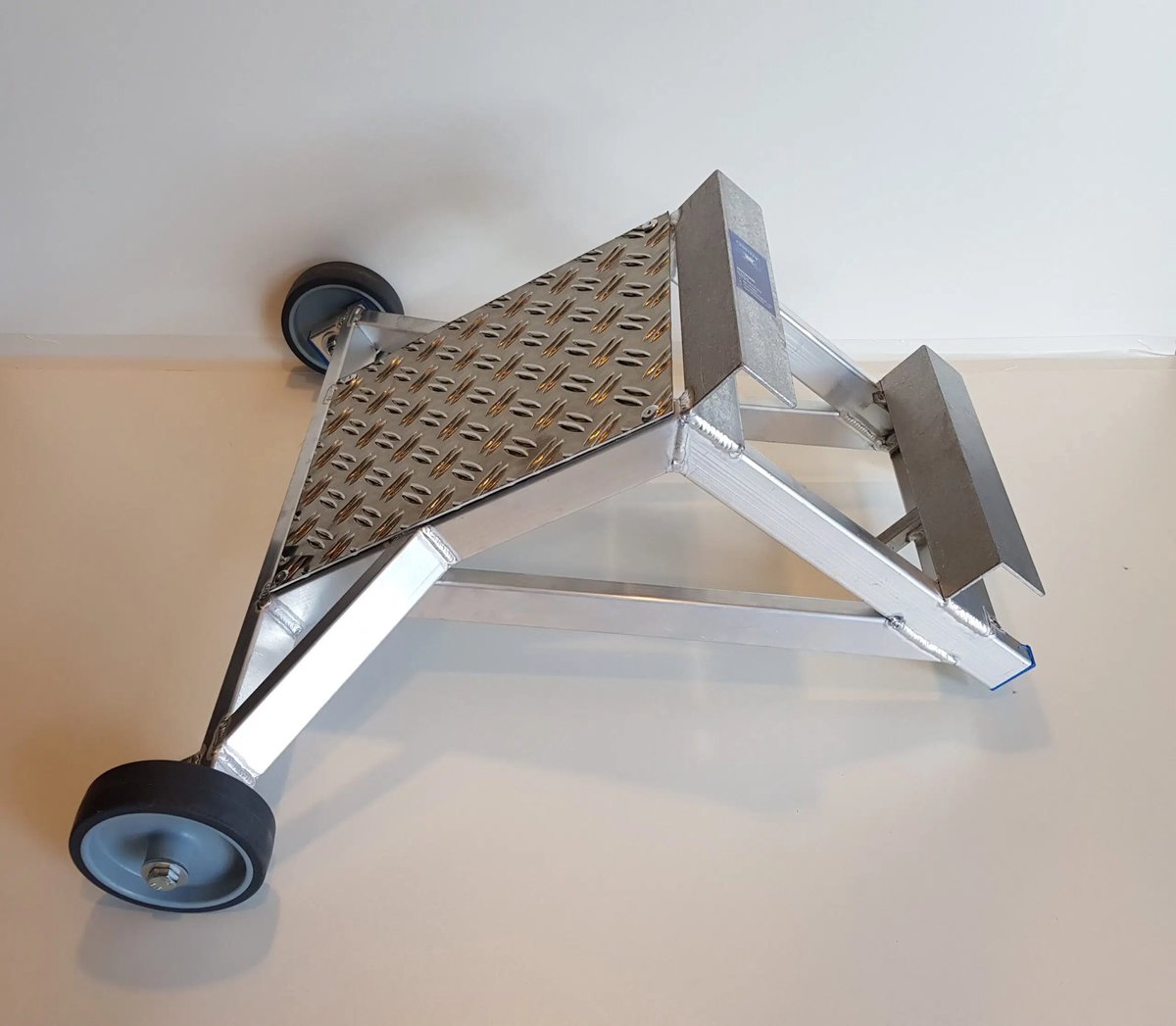 Ladderafhouder Aluminium ASC met schuine hoek met traanplaat