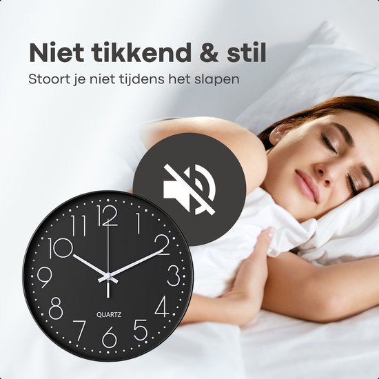 Vrouw slaapt rustig naast een stille zwarte wandklok met witte cijfers.