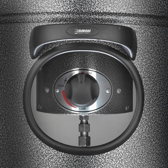Close-up van de bedieningsknop en het Eurom logo op de zilverkleurige, gespikkelde behuizing van een terrasverwarmer.