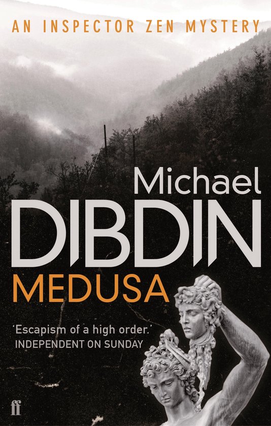 Boekcover van Medusa, een inspecteur Zen mysterie van Michael Dibdin met een beeld van Perseus die het hoofd van Medusa draagt tegen een mistige heuvel.
