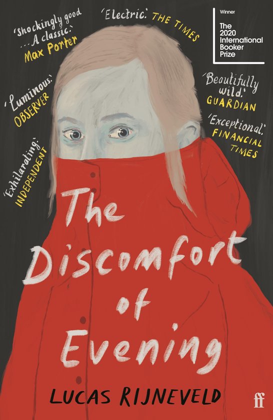 Boekomslag van 'The Discomfort of Evening' door Lucas Rijneveld, met een illustratie van een persoon met een rode jas, en diverse recensies.