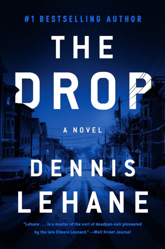 Boekcover van "The Drop" door Dennis Lehane. Titel en auteursnaam in witte letters op een donkerblauwe achtergrond met een besneeuwde straat.